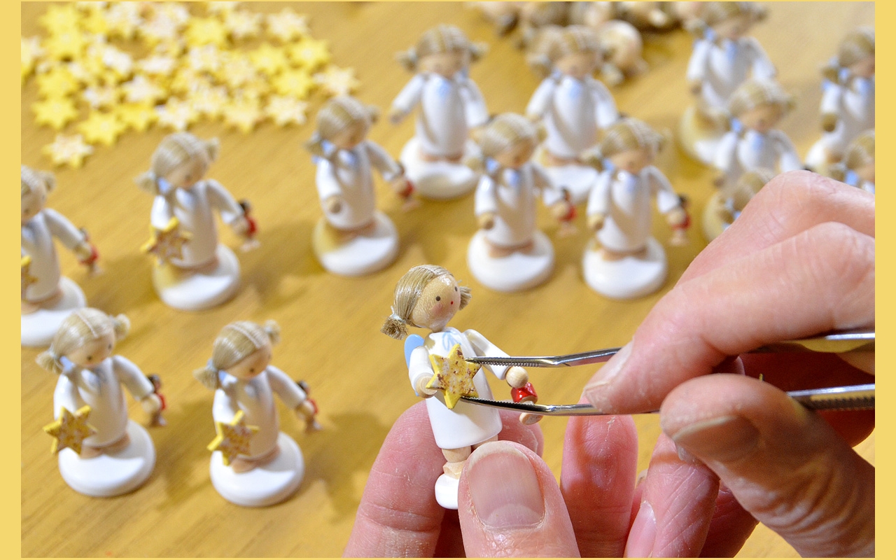 Die filigrane Figur Kathrinchen Zimtstern wird von geschickten Händen montiert.